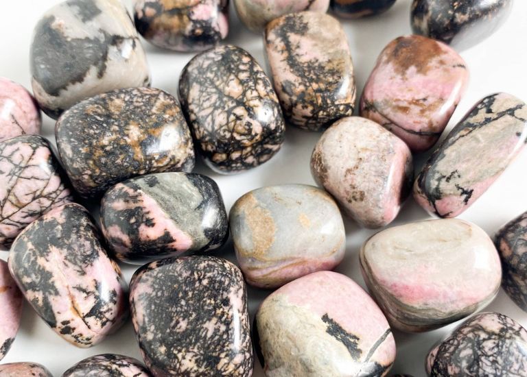 Đá tường vi có tên khoa học là Rhodonite thuộc loại đá phong thủy phù hợp cho người thuộc cung Kim Ngưu.