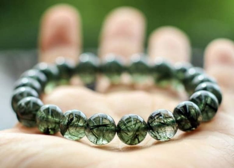 Đá Thạch Anh tóc có khả năng g khuếch đại nguồn năng lượng vui vẻ và ấm áp của những người cung Kim Ngưu.