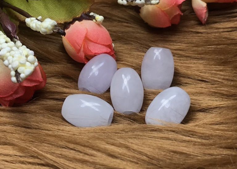 Theo các thuyết phong thủy, bạch ngọc là loại đá đặc biệt có khả năng phát sáng rực rỡ vào ban đêm.