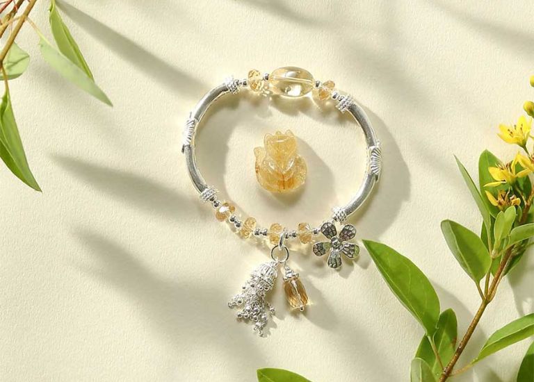 Người ta thường sử dụng viên đá Thạch Anh vàng để thu hút về nhiều năng lượng tốt.