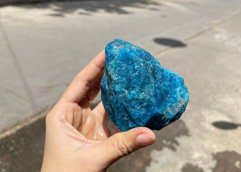 Đá Apatite phong thủy còn được gọi với cái tên khác nữa là “viên đá tài vượng”.