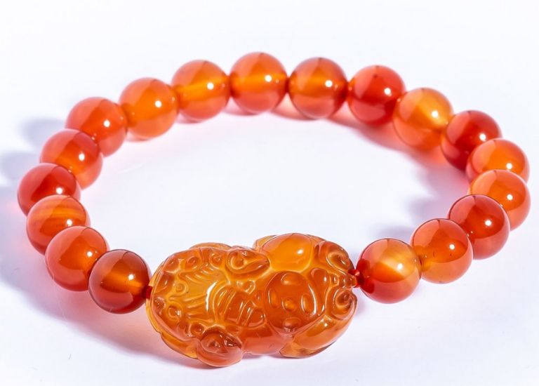 Đá Mã Não cam còn chứa nhiều năng lượng tốt giúp cho chủ nhân giảm sự lo lắng, cơn buồn rầu và áp lực.