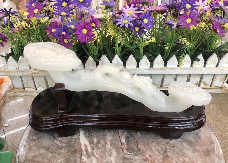 Đá Onyx trắng còn hấp thụ toàn vẹn sinh khí và dương khí của đất trời.