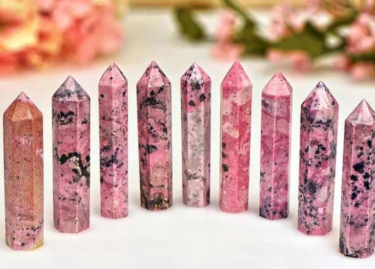 Rhodonite hồng cũng là tinh thể của lòng thương có khả năng giúp con người thể hiện được tình yêu.