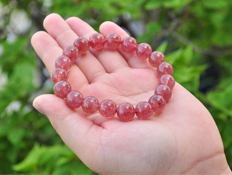 Đá Thạch Anh dâu tây hồng cúng giúp cho gia chủ kìm chế được cơn nóng giận, loại bỏ suy nghĩ tiêu cực.