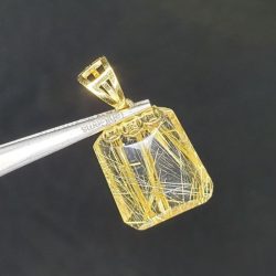 Trong các chủng loại đá quý thì Thạch Anh tóc vàng là loại đá quý hiếm và có giá thành đắt đỏ nhất.