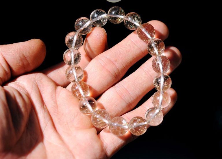 Đá Thạch Anh tóc trắng xua đuổi nguồn tà khí và thu nạp về nhiều năng lượng tích cực cho chủ nhân.