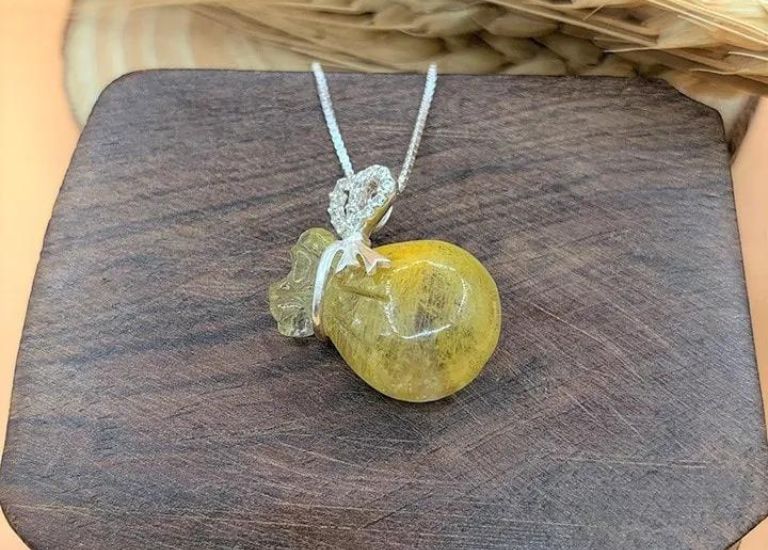Đá Thạch Anh tóc vàng là vô cùng cần thiết với tuổi Quý Mão để giúp bản thân luôn giữ vững lập trường.
