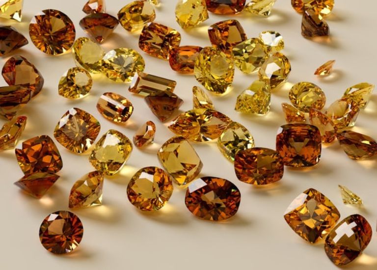 Topaz là một trong những loại đá phong thủy màu nâu được con người xem như bùa hộ mệnh.