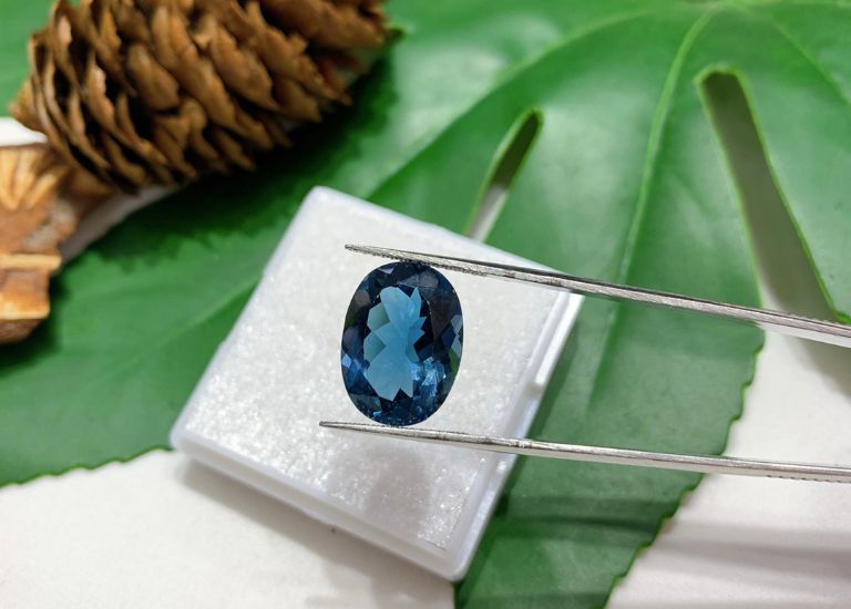 Đá Topaz xanh tỏa ra nguồn năng lượng tích cực giúp cho chủ nhân gia tăng sự tự tin, đầy lùi cảm giác bất an.