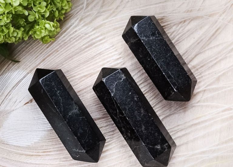 Đá Tourmaline đen mang sắc đen mệnh Thủy nên rất phù hợp cho những ai sinh năm 1980.