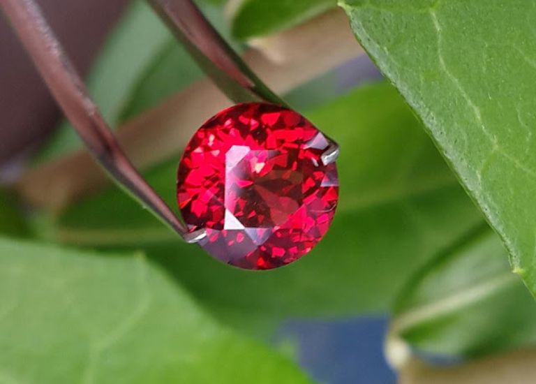Tourmaline là loại đá quý hiếm với giá thành khá đắt đỏ trên thị trường.