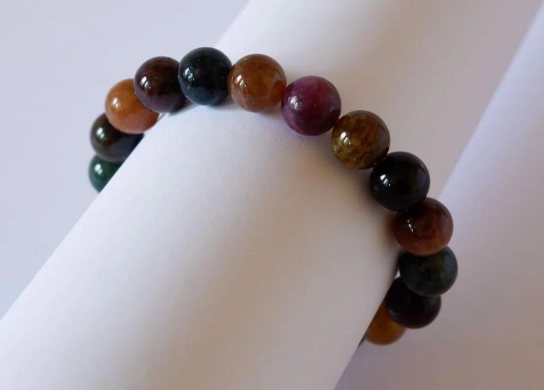 Đá Tourmaline nâu chứa nguồn sinh khí có tác dụng giúp người sử dụng thu hút nhiều tiền tài.