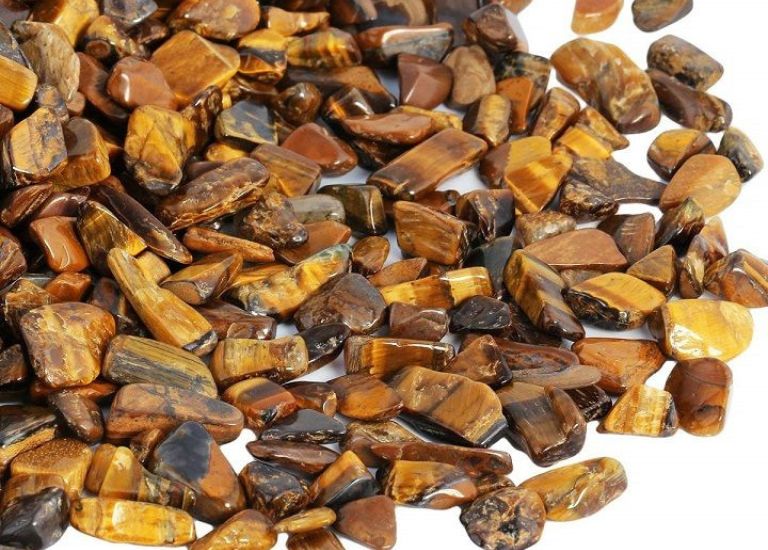 Đá mắt hổ vàng nâu sẽ giúp cho thân chủ thuận lợi trong làm ăn, gặp nhiều may mắn và gặt hái nhiều thành tựu.