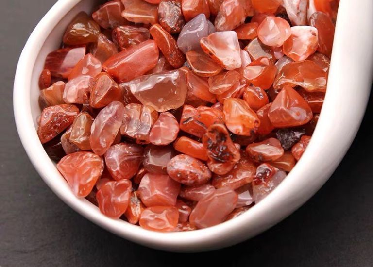 Đá phong thủy màu đỏ sở hữu gam màu sắc chủ đạo của cung mệnh Hỏa tương sinh với mệnh Thổ.