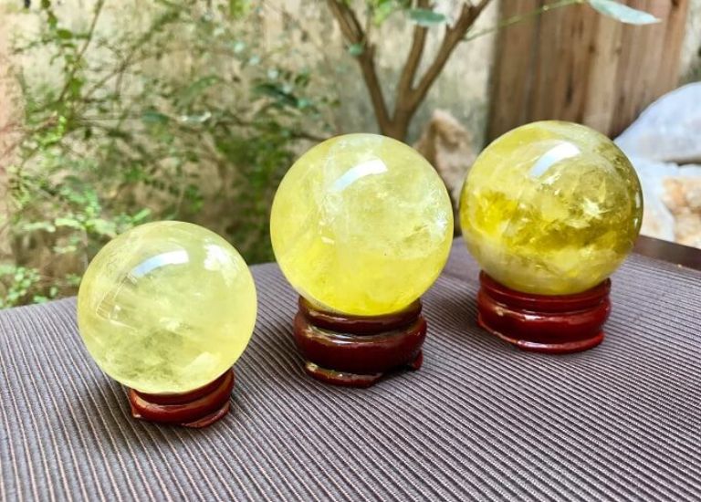 Đá quý màu vàng sẽ giúp cho người sử dụng tăng cường sự tập trung, đầu óc minh mẫn và khả năng sáng tạo.