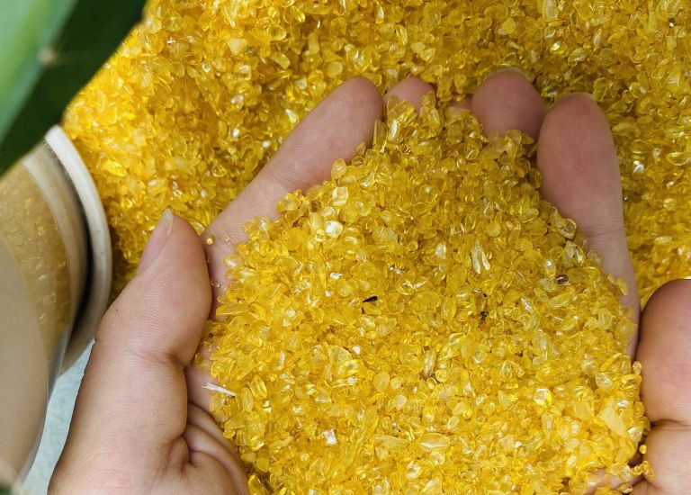 Màu vàng của đá phong thủy cũng phát sáng như tia sáng soi đường chỉ lối cho con người thoát khỏi cám dỗ.