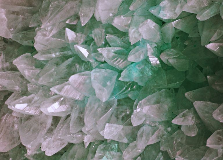 Đá phong thủy màu xanh lá cây là đại diện cho cung mệnh Mộc mà tuổi Canh Thân nên ưu tiên sử dụng.