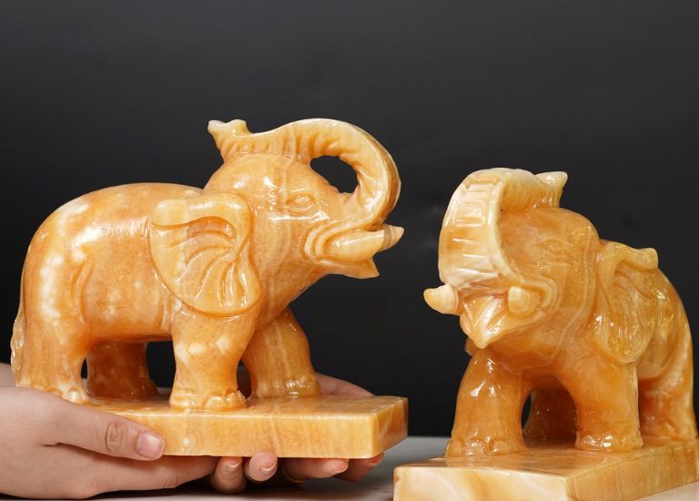 Gia chủ cũng nên lưu ý để đầu và vòi voi luôn hướng về cửa sổ để gia tăng năng lượng phong thủy.