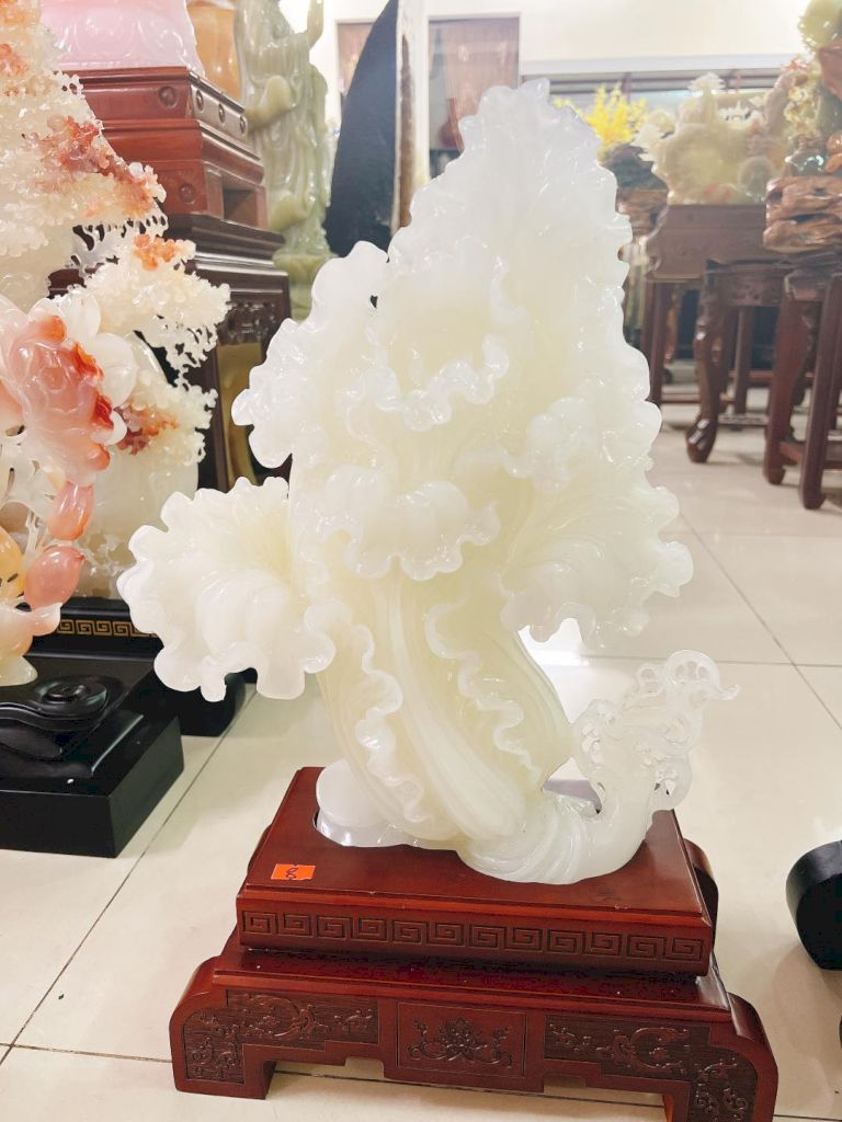 Tượng Bạch Thược Vạn Lộc Hữu Tài mang ý nghĩa chiêu tài lộc thịnh vượng, nơi quy tụ tiền tài.