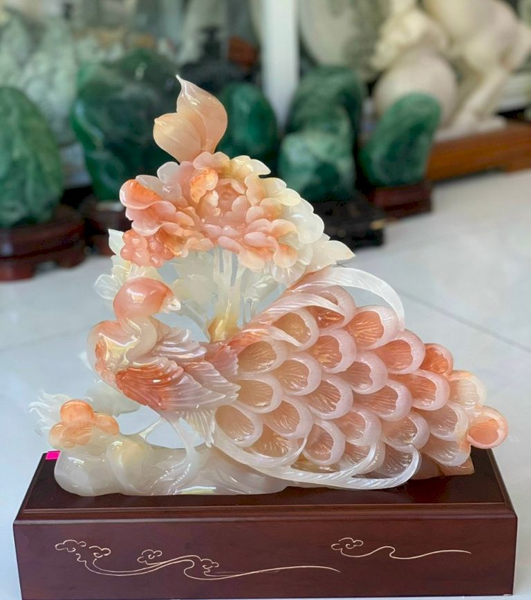 Trong phong thủy chim khổng tước còn đại diện cho sự may mắn, thịnh vượng và bình an