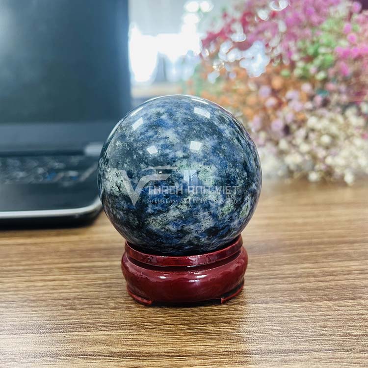 Quả cầu Sodalite xanh dương được nhiều nhiều người mệnh Mộc, mệnh Thuỷ chọn để bàn làm việc