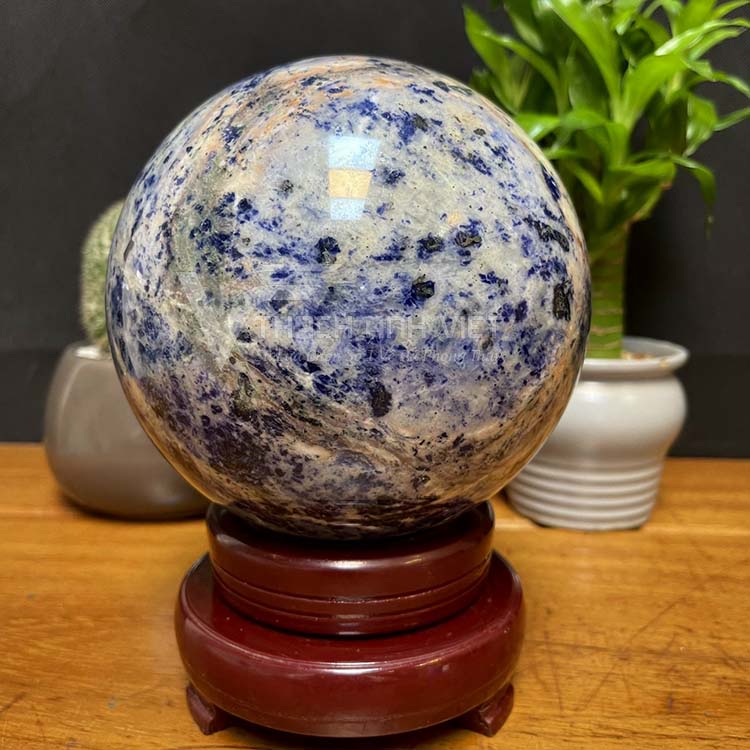Quả cầu Sodalite xanh dương có thể đặt ở nhiều vị trí tuỳ thuộc vào mục đích sử dụng của gia chủ