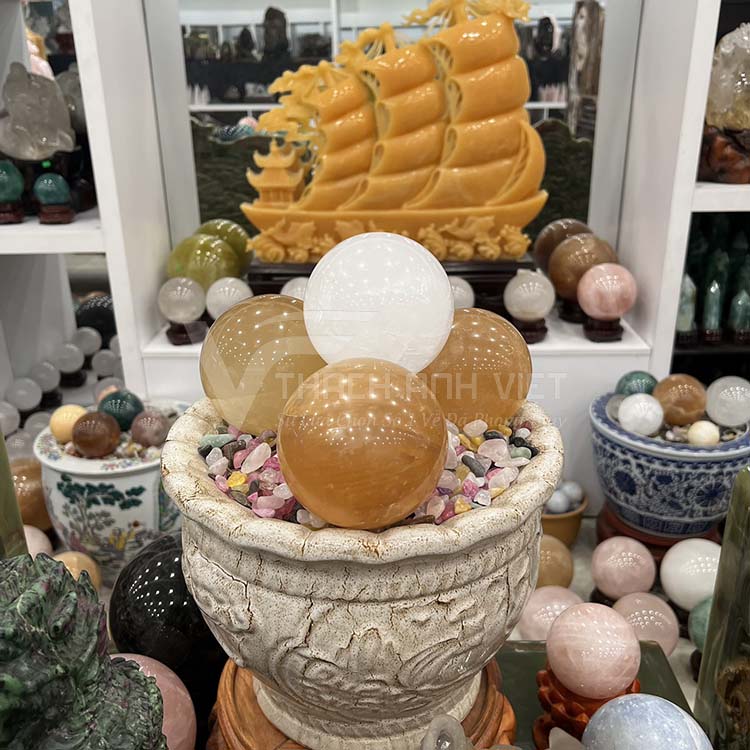 Quả cầu Canxit trắng nổi bật với màu trắng tinh khiết và độ sáng bóng cao