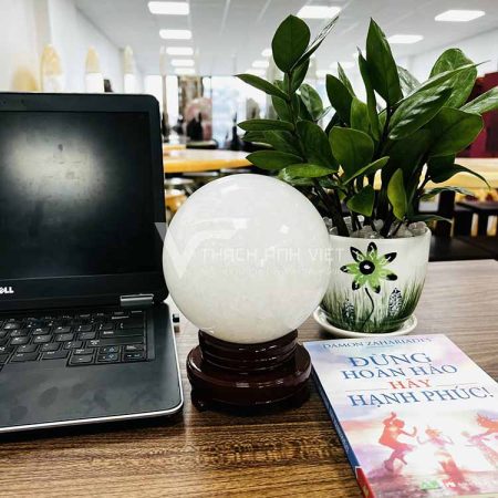 Quả cầu thạch anh trắng cùi dừa để bàn làm việc