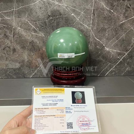 Quả cầu Thạch Anh xanh đã được kiểm định chất lượng đá tự nhiên tại trung tâm giám định đá quý uy tín.