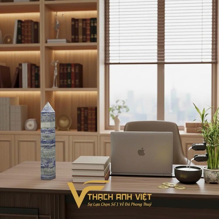 Đá Lapis Lazuli có màu xanh lam sâu thẳm xen lẫn ánh kim tự nhiên